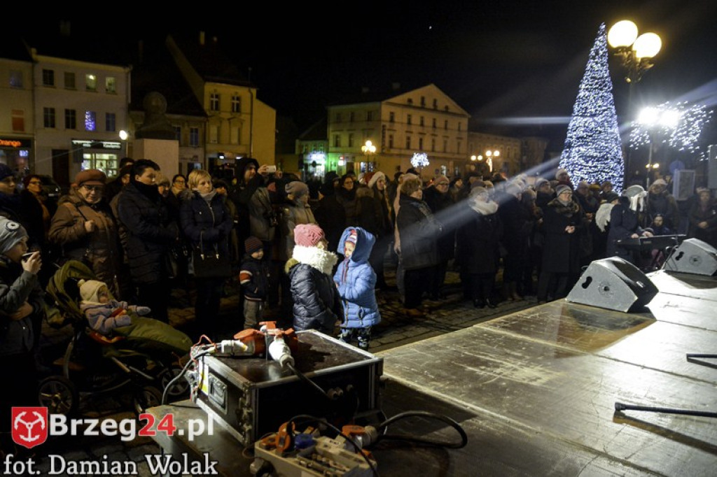 Wspólne kolędowanie na Grodkowskim rynku [fotorelacja]