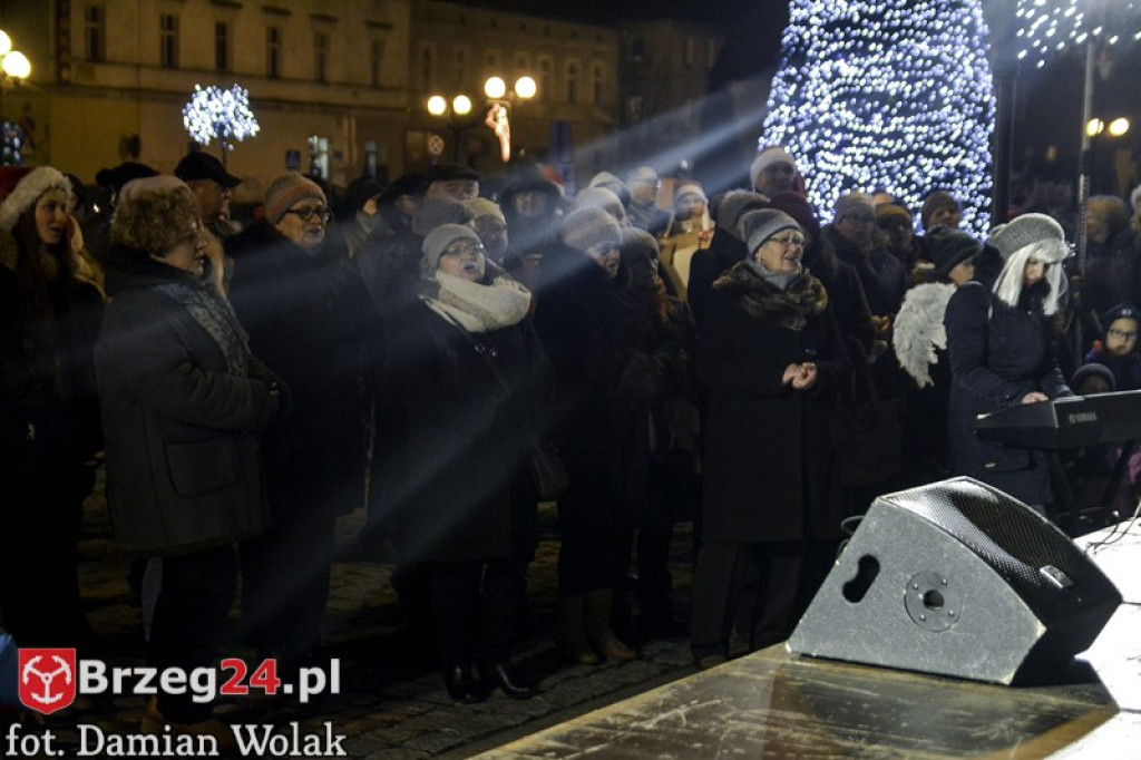 Wspólne kolędowanie na Grodkowskim rynku [fotorelacja]