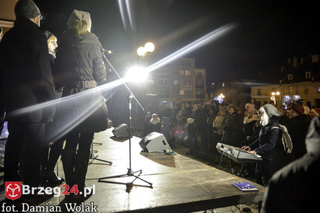 Wspólne kolędowanie na Grodkowskim rynku [fotorelacja]