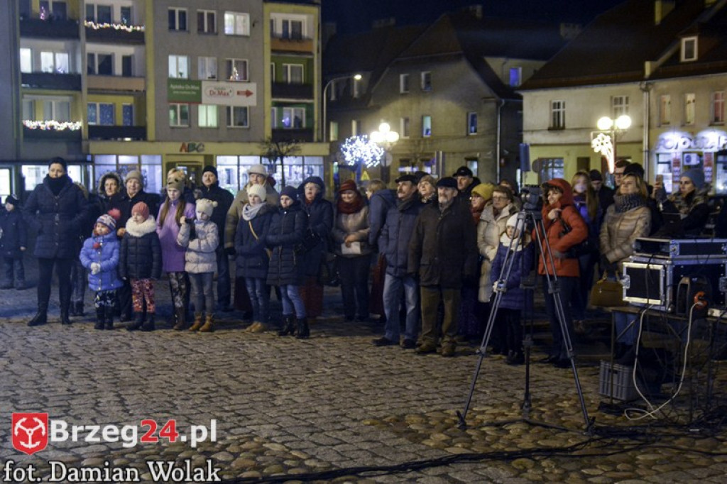 Wspólne kolędowanie na Grodkowskim rynku [fotorelacja]