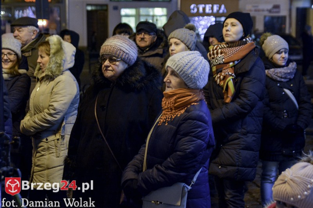 Wspólne kolędowanie na Grodkowskim rynku [fotorelacja]