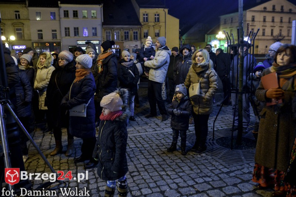 Wspólne kolędowanie na Grodkowskim rynku [fotorelacja]