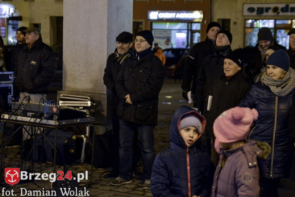 Wspólne kolędowanie na Grodkowskim rynku [fotorelacja]