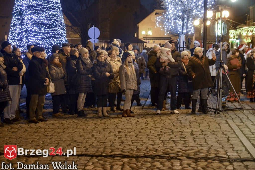 Wspólne kolędowanie na Grodkowskim rynku [fotorelacja]