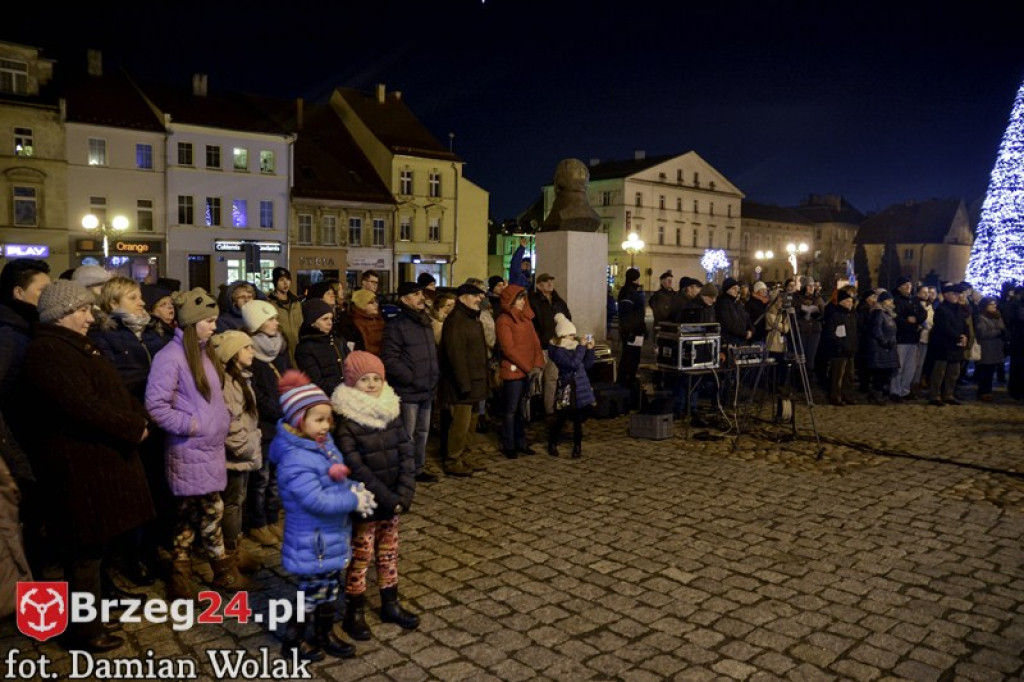 Wspólne kolędowanie na Grodkowskim rynku [fotorelacja]