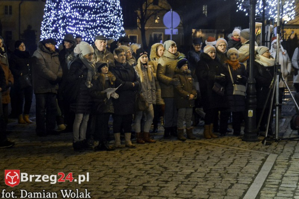Wspólne kolędowanie na Grodkowskim rynku [fotorelacja]