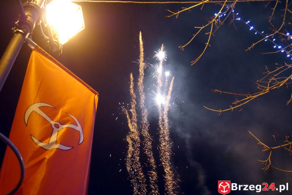 Sylwestrowa noc przed brzeskim Ratuszem [FOTORELACJA]