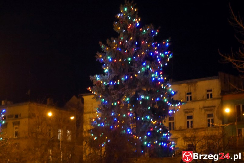 Sylwestrowa noc przed brzeskim Ratuszem [FOTORELACJA]