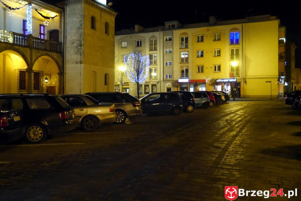 Sylwestrowa noc przed brzeskim Ratuszem [FOTORELACJA]