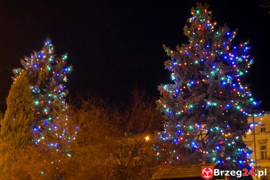 Sylwestrowa noc przed brzeskim Ratuszem [FOTORELACJA]