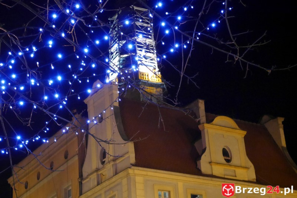 Sylwestrowa noc przed brzeskim Ratuszem [FOTORELACJA]