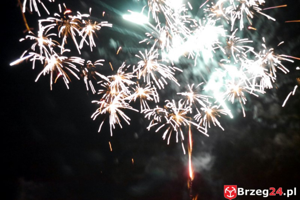 Sylwestrowa noc przed brzeskim Ratuszem [FOTORELACJA]