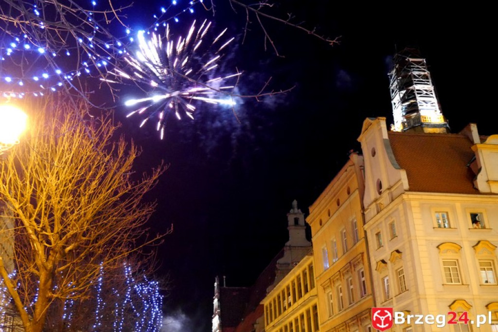 Sylwestrowa noc przed brzeskim Ratuszem [FOTORELACJA]