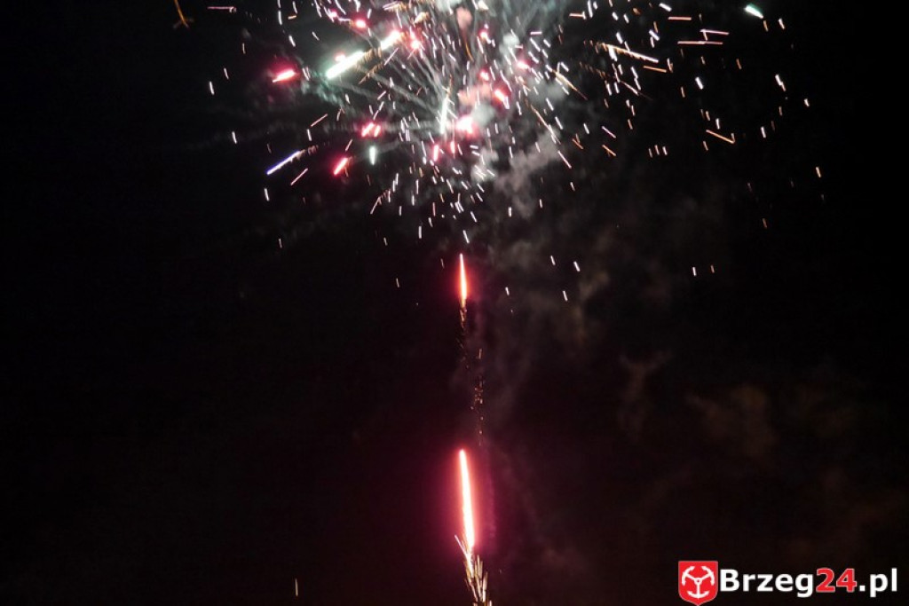 Sylwestrowa noc przed brzeskim Ratuszem [FOTORELACJA]