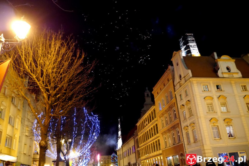 Sylwestrowa noc przed brzeskim Ratuszem [FOTORELACJA]