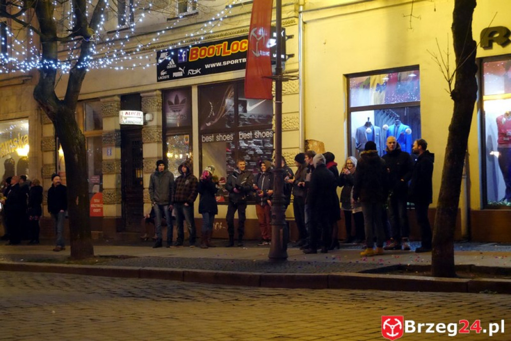 Sylwestrowa noc przed brzeskim Ratuszem [FOTORELACJA]