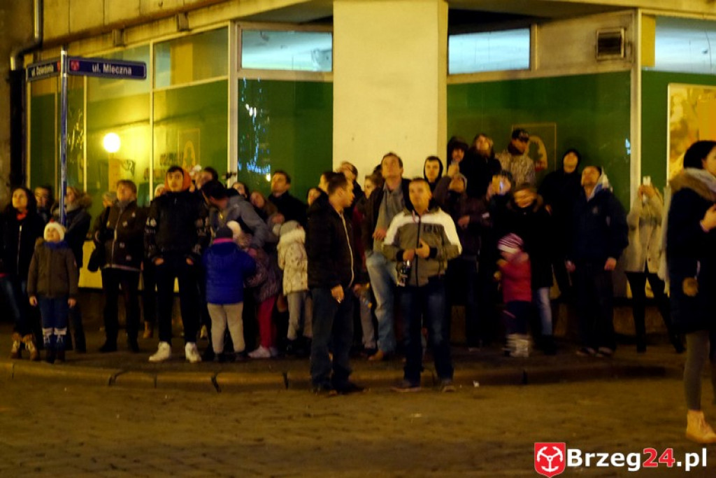 Sylwestrowa noc przed brzeskim Ratuszem [FOTORELACJA]
