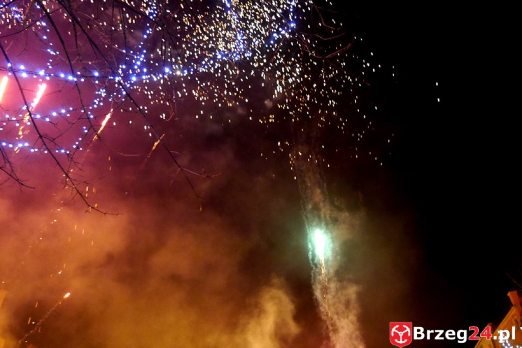 Sylwestrowa noc przed brzeskim Ratuszem [FOTORELACJA]