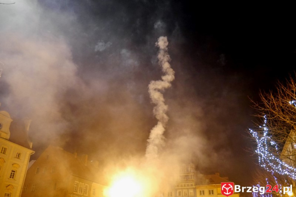 Sylwestrowa noc przed brzeskim Ratuszem [FOTORELACJA]