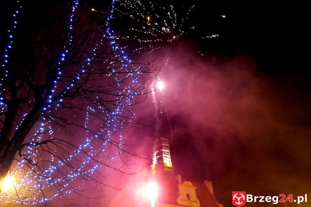 Sylwestrowa noc przed brzeskim Ratuszem [FOTORELACJA]