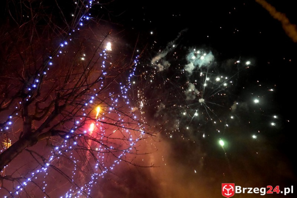 Sylwestrowa noc przed brzeskim Ratuszem [FOTORELACJA]
