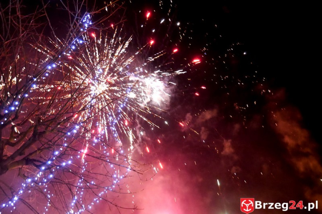 Sylwestrowa noc przed brzeskim Ratuszem [FOTORELACJA]
