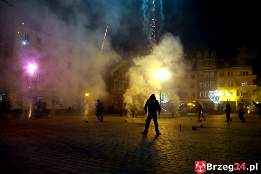 Sylwestrowa noc przed brzeskim Ratuszem [FOTORELACJA]