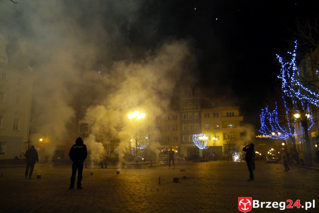 Sylwestrowa noc przed brzeskim Ratuszem [FOTORELACJA]