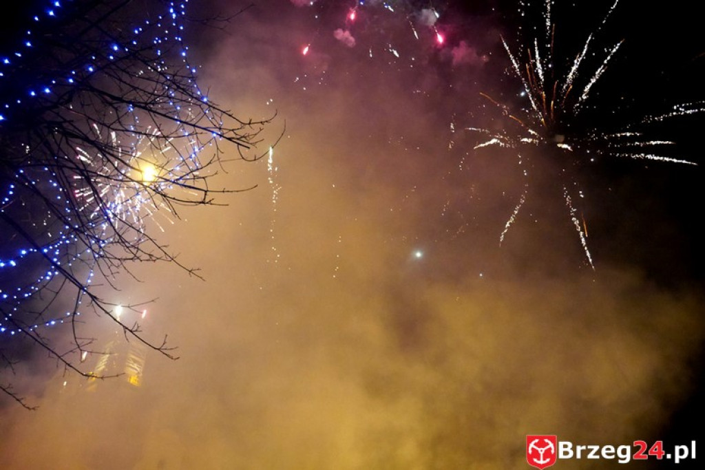 Sylwestrowa noc przed brzeskim Ratuszem [FOTORELACJA]