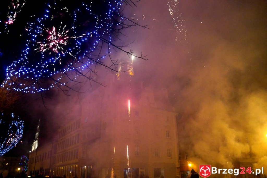 Sylwestrowa noc przed brzeskim Ratuszem [FOTORELACJA]