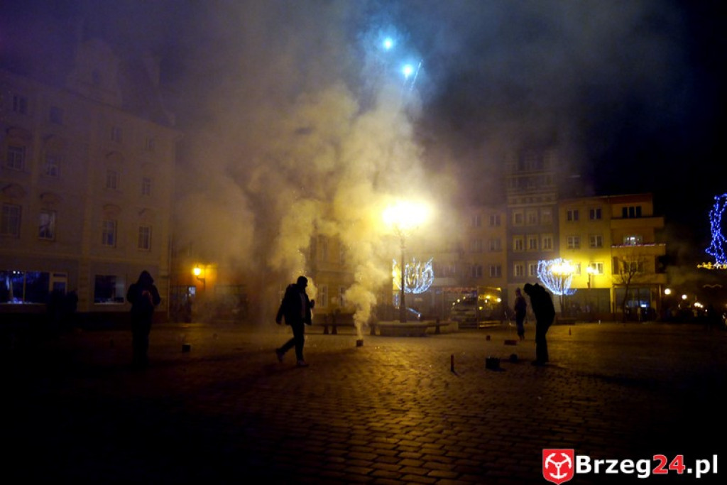 Sylwestrowa noc przed brzeskim Ratuszem [FOTORELACJA]