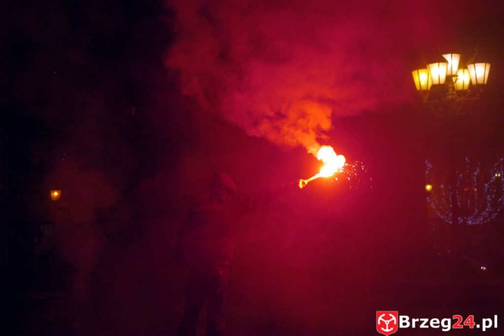 Sylwestrowa noc przed brzeskim Ratuszem [FOTORELACJA]