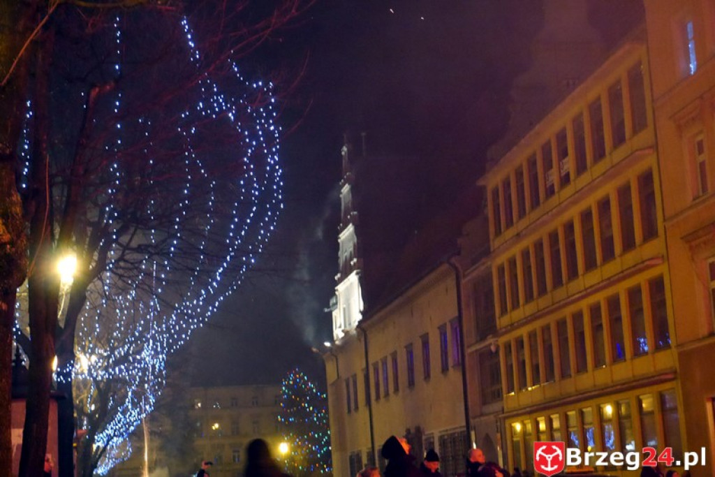 Sylwestrowa noc przed brzeskim Ratuszem [FOTORELACJA]