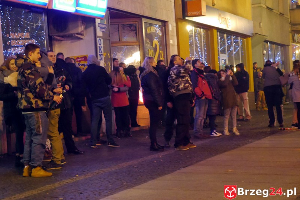 Sylwestrowa noc przed brzeskim Ratuszem [FOTORELACJA]