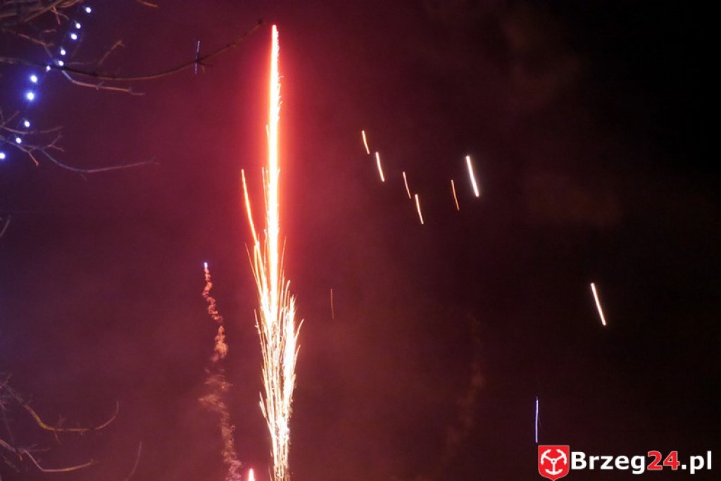 Sylwestrowa noc przed brzeskim Ratuszem [FOTORELACJA]