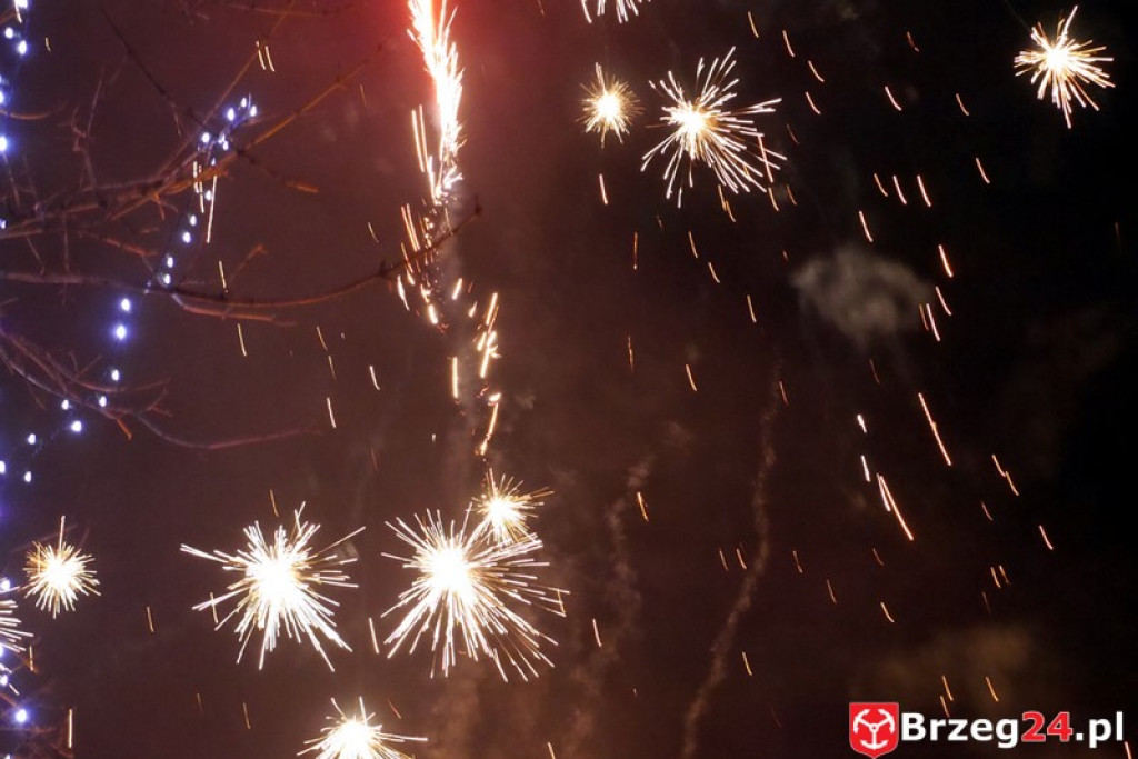 Sylwestrowa noc przed brzeskim Ratuszem [FOTORELACJA]