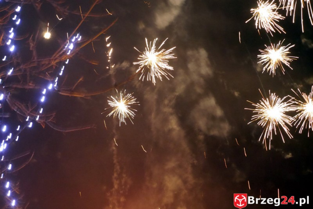 Sylwestrowa noc przed brzeskim Ratuszem [FOTORELACJA]