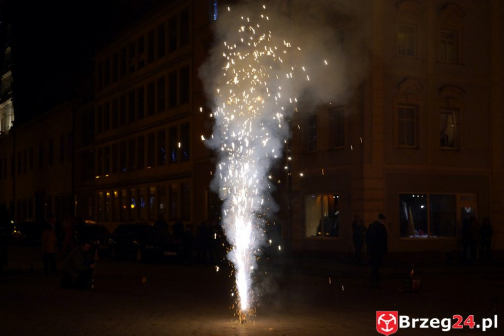 Sylwestrowa noc przed brzeskim Ratuszem [FOTORELACJA]
