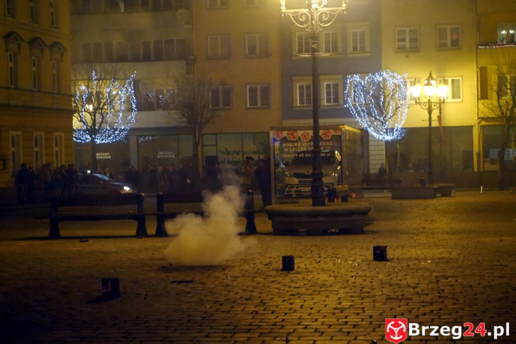 Sylwestrowa noc przed brzeskim Ratuszem [FOTORELACJA]