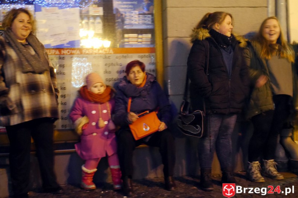 Sylwestrowa noc przed brzeskim Ratuszem [FOTORELACJA]