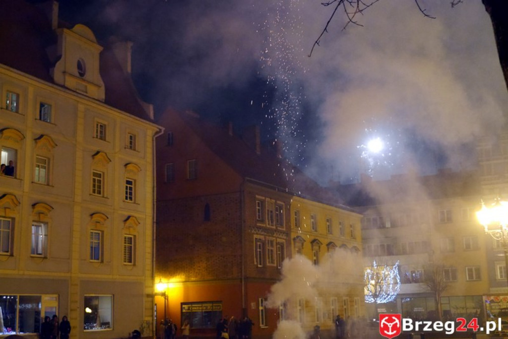Sylwestrowa noc przed brzeskim Ratuszem [FOTORELACJA]