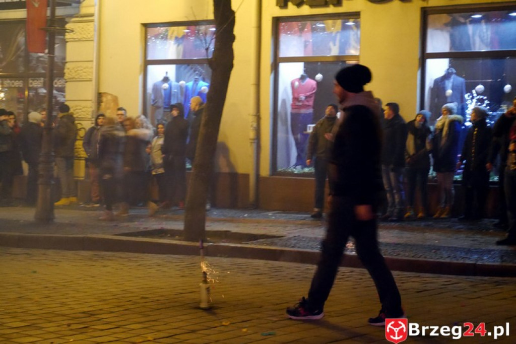 Sylwestrowa noc przed brzeskim Ratuszem [FOTORELACJA]