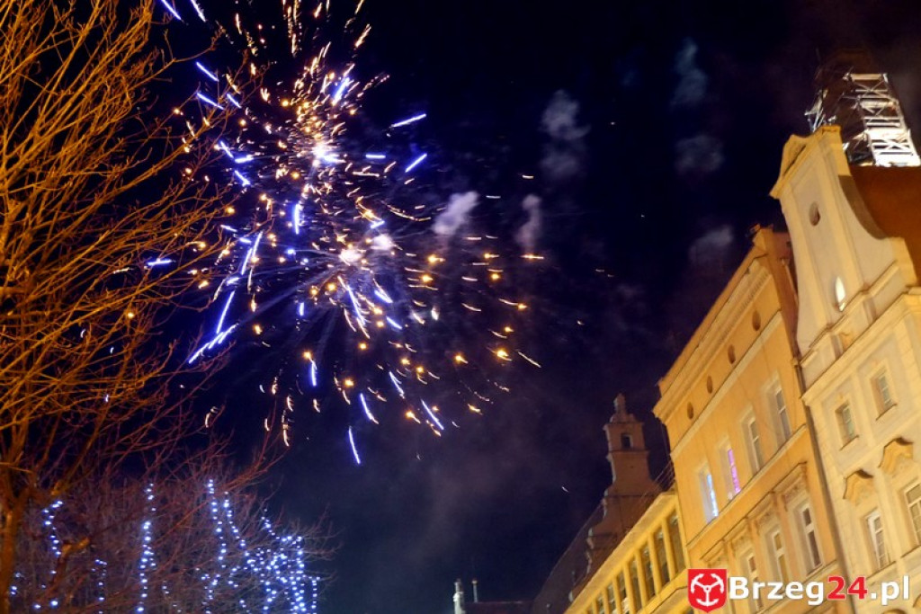 Sylwestrowa noc przed brzeskim Ratuszem [FOTORELACJA]