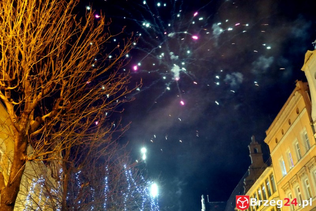 Sylwestrowa noc przed brzeskim Ratuszem [FOTORELACJA]