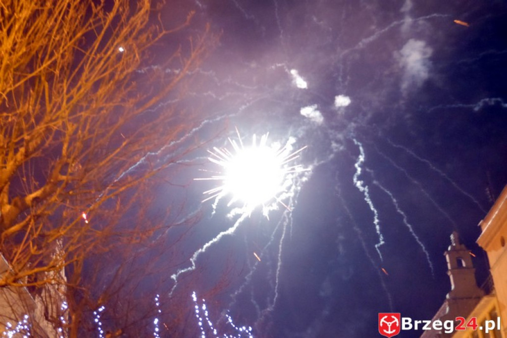 Sylwestrowa noc przed brzeskim Ratuszem [FOTORELACJA]