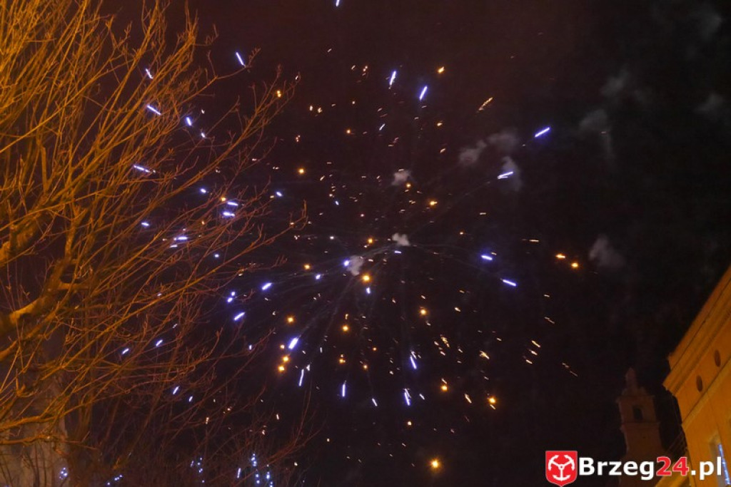 Sylwestrowa noc przed brzeskim Ratuszem [FOTORELACJA]