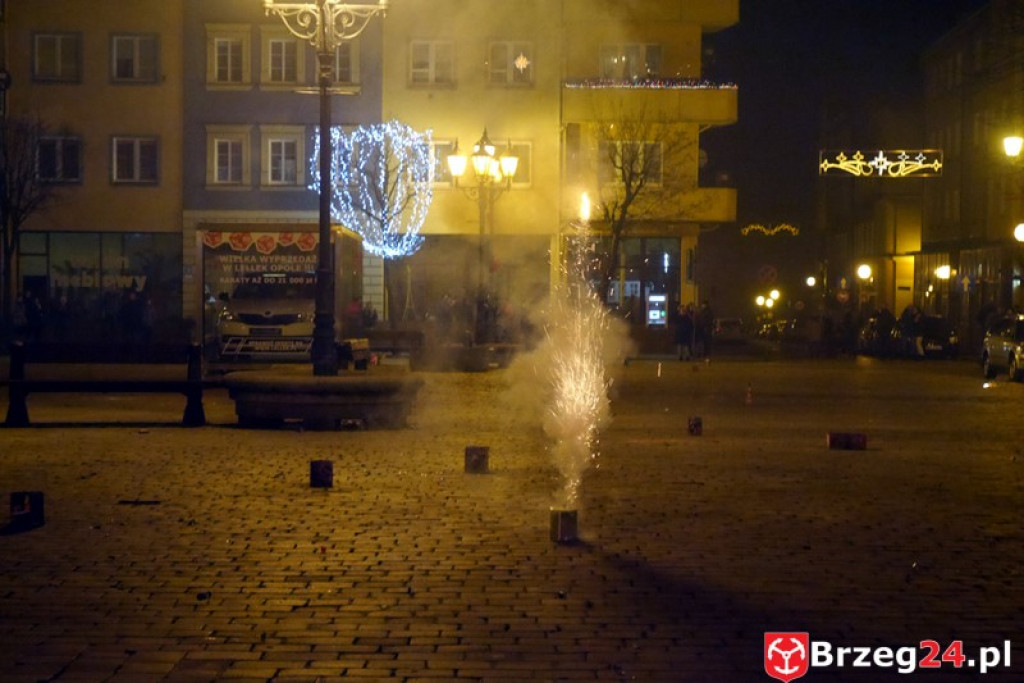 Sylwestrowa noc przed brzeskim Ratuszem [FOTORELACJA]