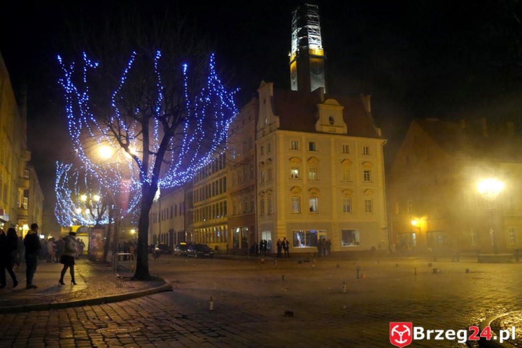 Sylwestrowa noc przed brzeskim Ratuszem [FOTORELACJA]