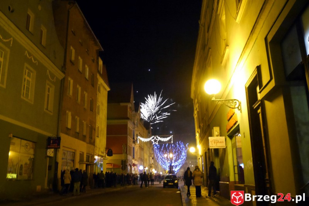 Sylwestrowa noc przed brzeskim Ratuszem [FOTORELACJA]