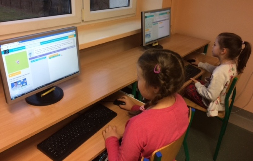 Uczniowie klasy 2a z PSP nr 3 w Grodkowie uczą się kodowania